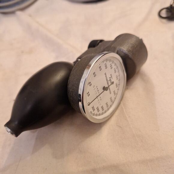 Tycos Blood Pressure Gauge And Pump - Picture 1 of 5